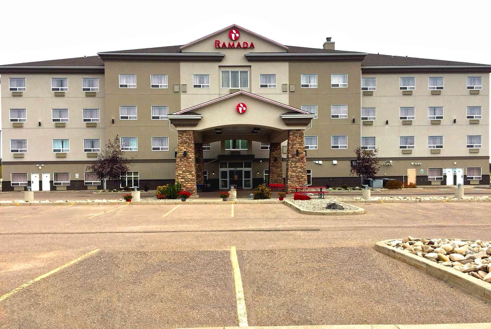 Ramada By Wyndham Lac La Biche Exterior foto
