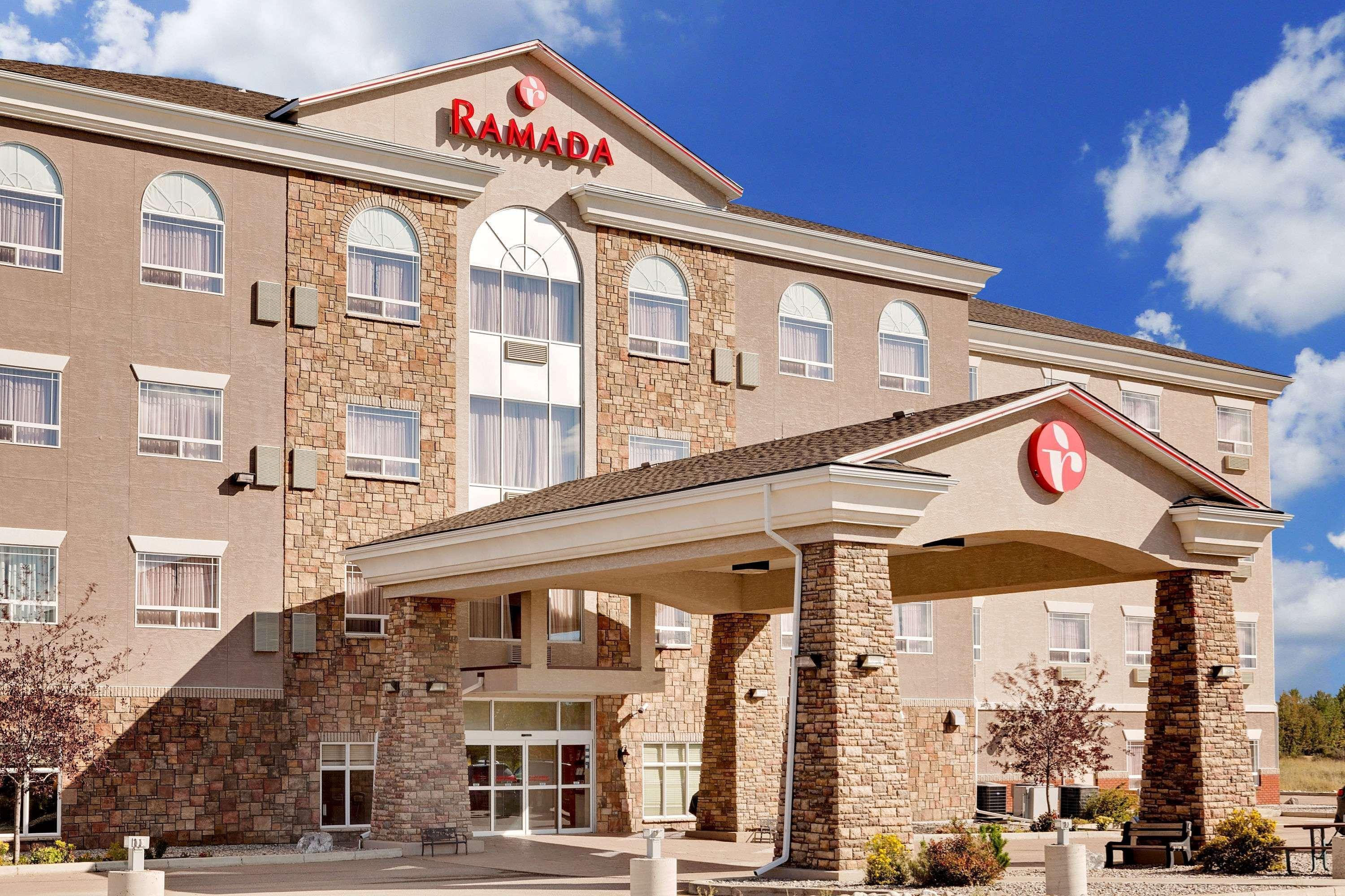 Ramada By Wyndham Lac La Biche Exterior foto