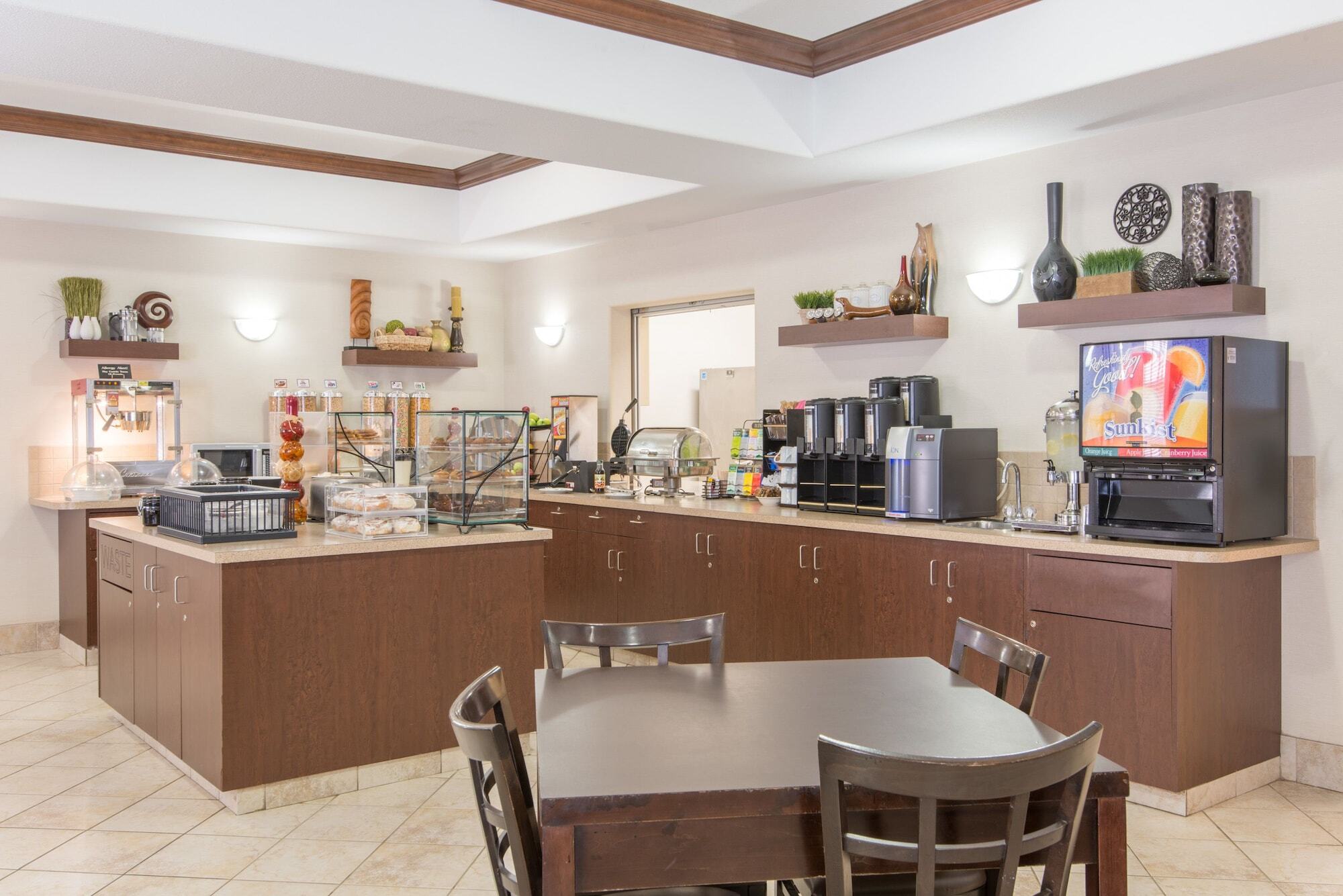Ramada By Wyndham Lac La Biche Exterior foto
